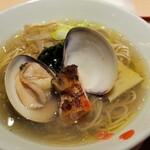 麦と麺助 - 少し濁りめのスープ