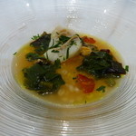 クイントカント - 真ん中の魚は、スズキ。ムール貝・大麦・ビーツ・オレンジなど色々。