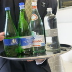 クイントカント - お水は、4種類から選べます。左から2番目を注文。1,000円でした。