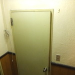 大衆酒場 よっちゃん - 入口の扉、向こう側には・・素晴らしい世界が。（ ’14.01）