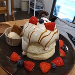 ココミイル - ミルクティー、時々ストロベリーティーのスフレパンケーキ