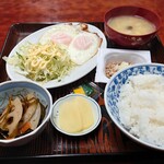 Shirakaba Shokudou - 目玉焼き定食(納豆付)650円
