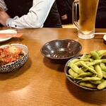 Honetsuki Karubi Tsuburaya - 枝豆と自家製キムチ