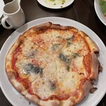 トラットリア ヴォーノ - ピッツァクアトロフォルマッジ