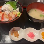 鱗介領 信海 食事処 - ◯金目炙り丼¥2,200 
…サッと炙られた紅白の色鮮やかな金目鯛…美しい〜！！(๑˃̵ᴗ˂̵)