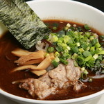 Menyarontan - 和風とんこつ【墨】イカ墨と焦がしニンニク油の真っ黒いスープ