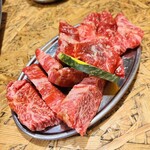 焼肉ホルモン まつとよ苑 - 幻の極上ハラミ、超希少部位メガネ