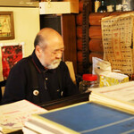 おでんでん - マスター　泉高弘さん。（兼　ピアニスト、小説家、映画に出演）