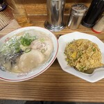 Mento kuya - ラーメンと半チャーハン　790円､チャーハンはパラパラっとして､ところどころカリカリに焦げてジャンクさが堪らない｡刻んだ焼き豚が入っています。また食べたい｡