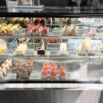 おまち堂&FRUTAS  ブランチ岡山北長瀬店 - ケーキのショーウインドー