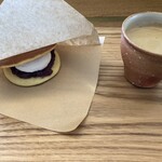 ラ コリーナ近江八幡 - 炭が壁にささった部屋のどら焼き