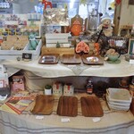 フクスベルグ - 焼き菓子類や雑貨類の並ぶ棚