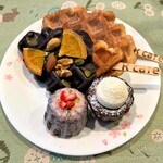 R felicita cafe - 自宅にてイチゴデコカヌレ、バニラクリームカヌレ、クロッフルデコチョコ、クロッフルシナモンシュガー