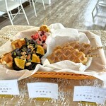 R felicita cafe - ワッフルが串に刺さってると見た目も豪華で食べやすくていいですね！