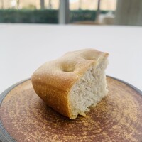 Ristorante TSUMU - パン】
                  ④ 北海道産 雪中越冬シャドークイーンを練り込んだフォカッチャ