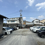 手打 神代そば - 店の脇が駐車場