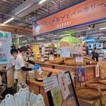 238996720 - 売り切れる店内