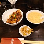 石庫門 - ランチセットの麻婆丼・卵スープ・ザーサイ