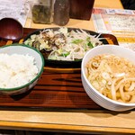 武州うどんあかねandみどりダイニング - ハンバーグ定食：ねぎ塩、温かいうどん（税込¥1,100）