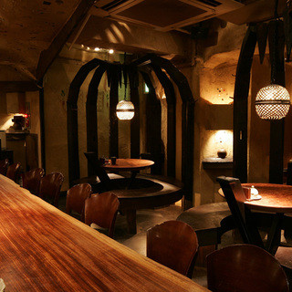 【店内】森と洞窟をイメージした空間／あらゆるシーンに◎