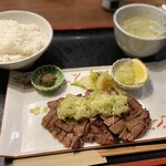 牛たん焼き 仙台辺見 - 極上厚切りたん焼き(ねぎ塩レモン)の1.5人前！
            (税込2,980円)
            角皿が大きすぎて
            牛タンの量が分かりにくいので近づきますと…