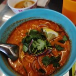 バンコク食堂バードマン - トムヤムラーメン。麺はパッタイと同じ。ちゃんとトムヤムクン。