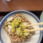 Yamadaudonshokudoudaimonten - ご飯大盛となら釣り合いそうな量の納豆。だうどんはセコい事をしないから好き。