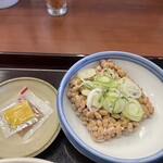 山田うどん食堂 - とても混ぜやすい大きめな器に、たっぷりサイズの納豆と刻みネギ！最高かよ！