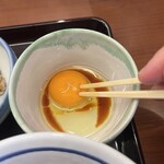 山田うどん食堂 - 生卵も良い塩梅だよ。安物じゃない。