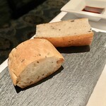 Cuisine Est - パンにはオリーブオイルとバルサミコ酢が用意されていました。