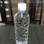 Sarushina Hararufuzu - ラベルが無くなったペットボトルの水