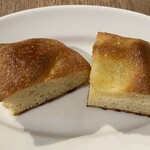 タベルナ・バルボーネ - お通しのフォッカッチャ（リベイクされてカリッとしてる）