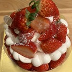 パティスリー リョーコ - ↑こちらは前回持ち帰った普通のタルト。いちごに葉っぱが付いていて粉砂糖がかかっています。