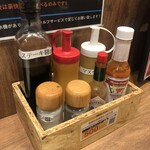 ステーキハウス ベラス - 卓上調味料(ステーキ醤油、ニンニク、マスタード、塩、胡椒、タバスコ、ハバネロソース)