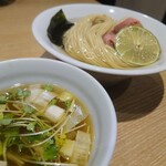 一番だしラーメン しんせん - つけ麺の汁（白）