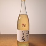 坂井養蜂場 - これは初めて見ました、一升瓶に入ったハチミツ2.4㎏