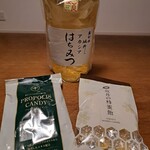 坂井養蜂場 - 奥はジップロックに入った2.4kg
