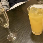 ピッターレ - 左スパークリングワイン　右カシスオレンジ