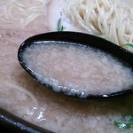 極旨醤油らーめん 一刻魁堂 ララガーデン川口店 - スープはちゃんと背脂も浮いてます