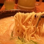 極旨醤油らーめん 一刻魁堂 ララガーデン川口店 - 麺はやや細麺