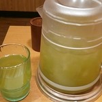 極旨醤油らーめん 一刻魁堂 ララガーデン川口店 - お水ではなくお茶が置いてあります。