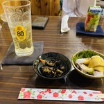 とみ - ハイボール、お通し（鹿尾菜、烏賊の酢味噌和え）