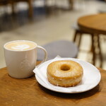 スターバックスコーヒー - スターバックスラテ (￥450)、シュガードーナツ (￥255)