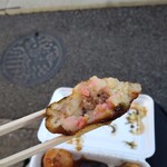 みんち焼きの萬福 - ミンチ焼き断面　肉タネはこの量でも十分ジューシーさを感じました