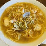 麦わら帽子 - 魚介と干しエビのスープパスタ