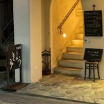 Kafe Mikyou - お店の入り口、階段からおしゃれな雰囲気