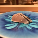 鮨白 - 山口県の鰆の素焼きの梅肉添え