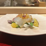 Sushi Haku - 淡路の天然桜鯛と八朔の和風サラダ