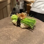 鮨白 - 芽ネギの握り
