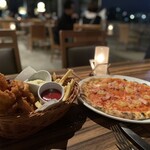 CHATAN HARBOR BREWERY & RESTAURANT - フィッシュ&チップスとハワイアンピッツァ